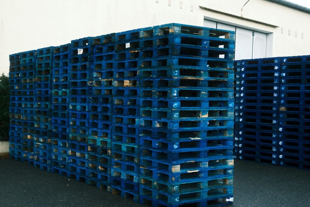 Kunststoffpaletten in automatisierten Lagern: Warum moderne Intralogistik auf präzise Ladungsträger setzt Kunststoffpaletten
