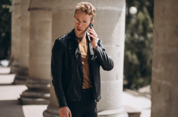 Der Klassiker: Lederjacke, T-Shirt und Jeans Lederjacke